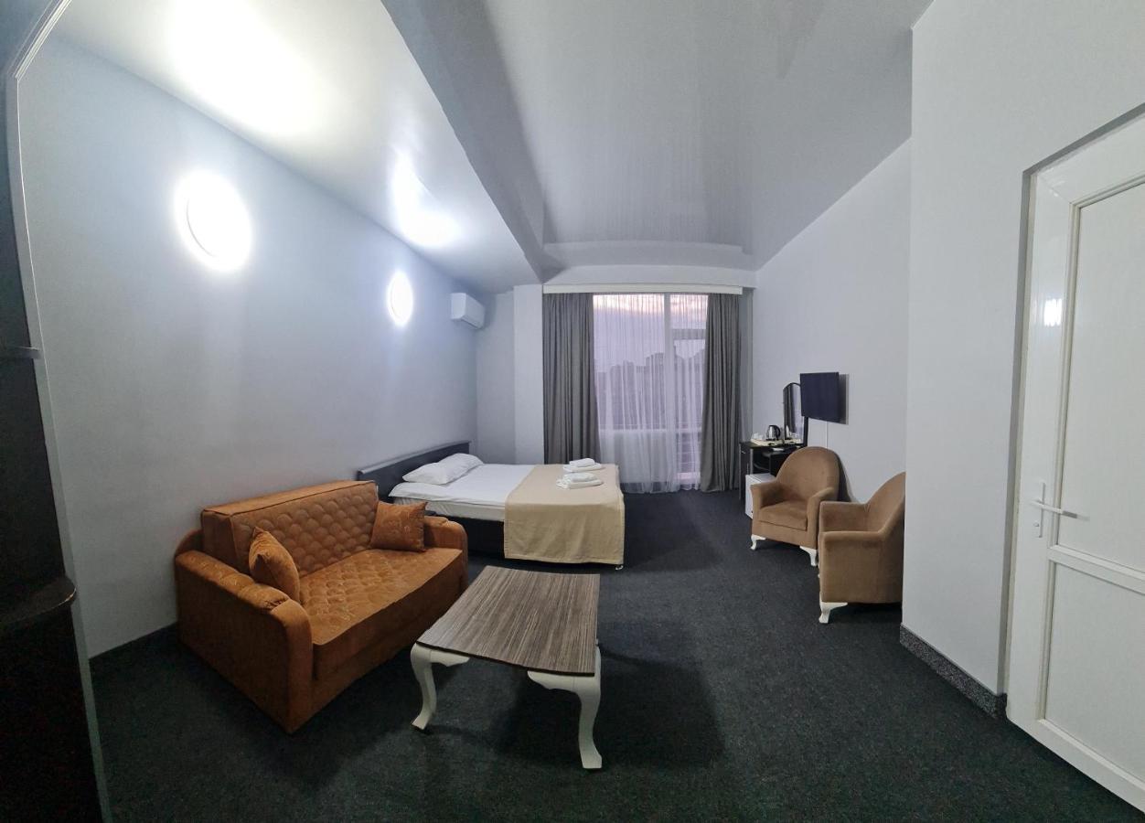 Hotel Genatsvale Batoumi Extérieur photo